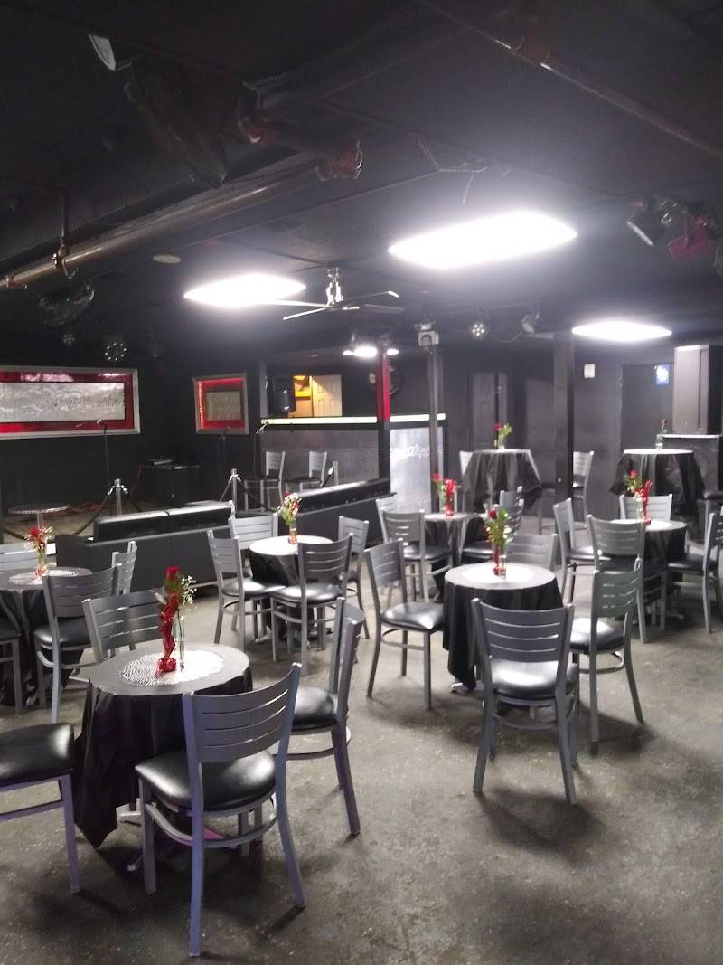 Club Lavilla & Liquors