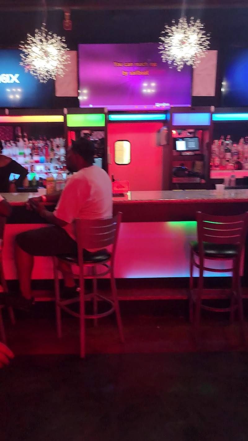 Club Lavilla & Liquors